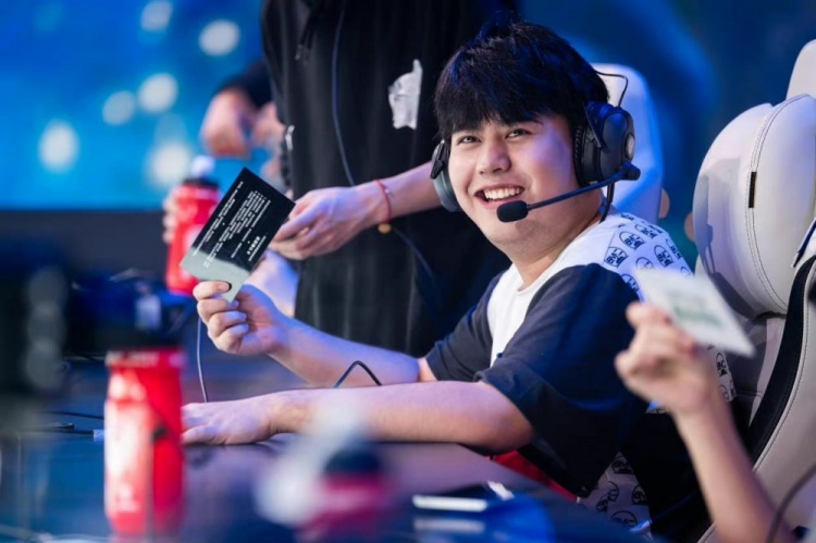 对其近年努 对其近年努